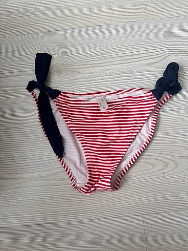 Kırmızı beyaz çizgili bikini altı