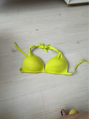 Üçgen kalıplı bikini üstü