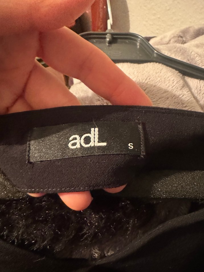 Siyah V Yakalı Uzun Kollu arkası açık Bluz - Görsel 3