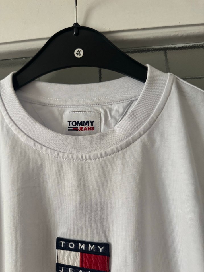 Tommy Hilfiger Beyaz Logo Tişört — görsel 2/5