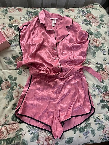 s Beden Victoria?s secret etiketli kutulu tulum
