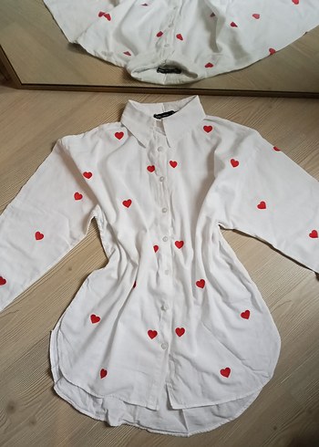 Nakışlı Kalp Detaylı Beyaz Kadın Gömlek - Görsel 2