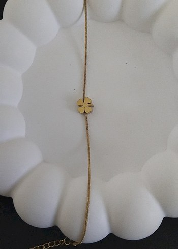 Altın Renkli Minimalist Yonca Bileklik - Görsel 2