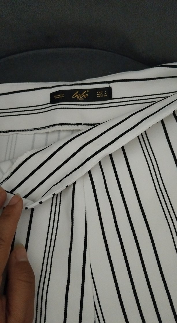 Çizgili Pliseli Mini Kadın Kumaş Pantolon - Görsel 3