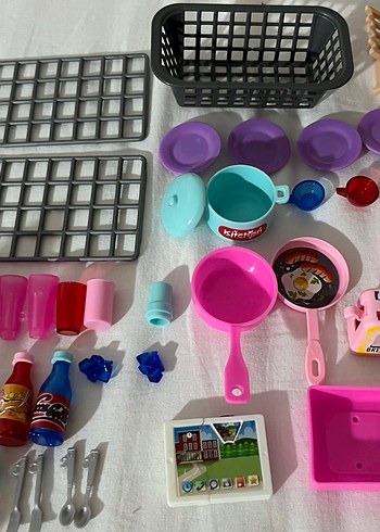 Beden Pembe barbie mutfak seti (orjinalinde olmayan küçük eşyalar var)