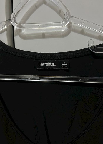 Bershka Siyah V Yaka Kısa Kollu Kadın Tişört