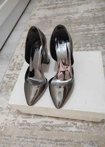Gri Parlak Metal Topuklu Stiletto