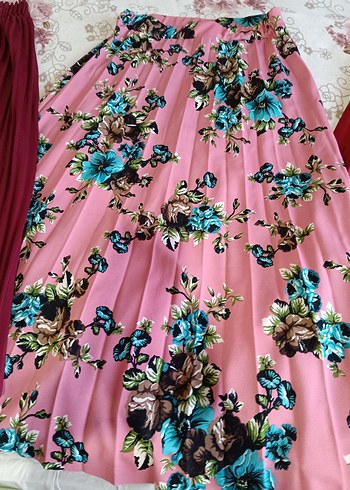 Pembe Çiçekli Piliseli Uzun Etek