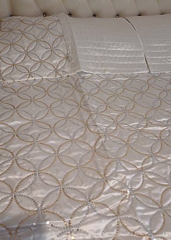 Beyaz İşlemeli Parlak Yatak Örtüsü - Görsel 2