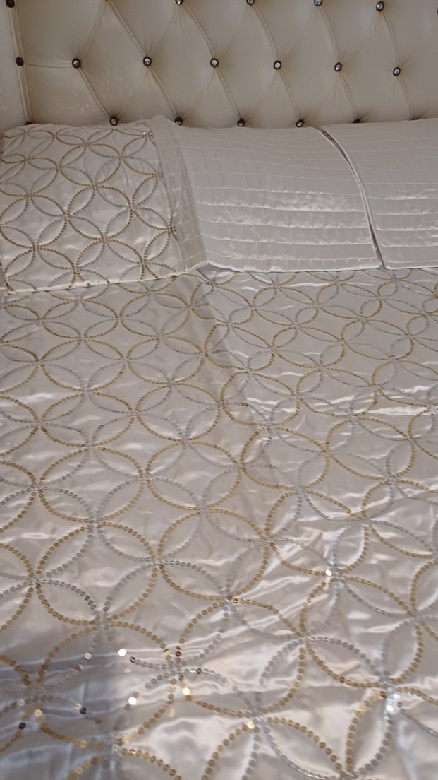 Beyaz İşlemeli Parlak Yatak Örtüsü - Görsel 2