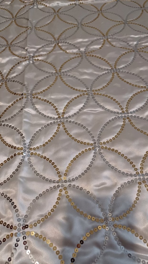 Beyaz İşlemeli Parlak Yatak Örtüsü - Görsel 3