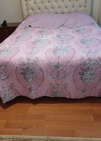 Pembe Batik Desenli Yatak Örtüsü