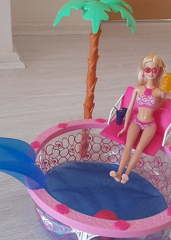 Barbie Bebek ve Havuz Seti