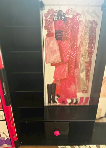 Beden Barbie kilitli elbise dolabı