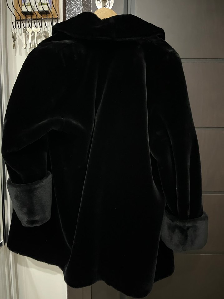 Siyah Kadın Kürk Detaylı Midi Kaban - Görsel 4