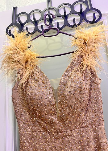 Klasik Şıklık Altın Renkli Uzun Abiye Elbise - Görsel 4