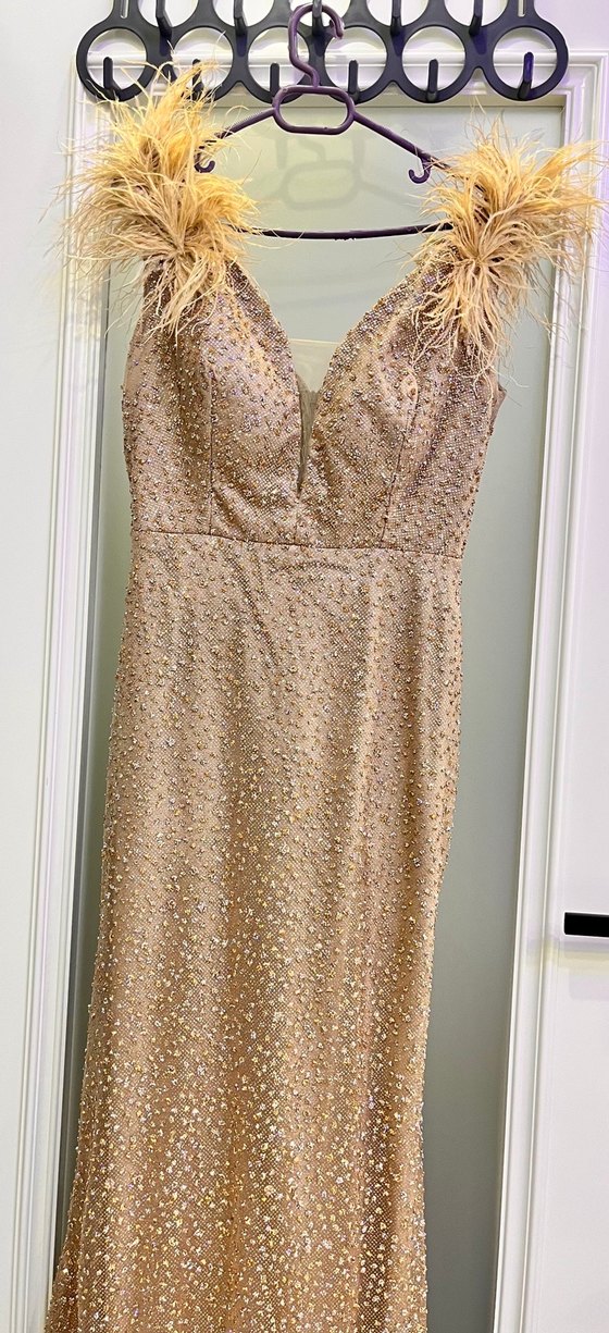 Klasik Şıklık Altın Renkli Uzun Abiye Elbise - Görsel 3