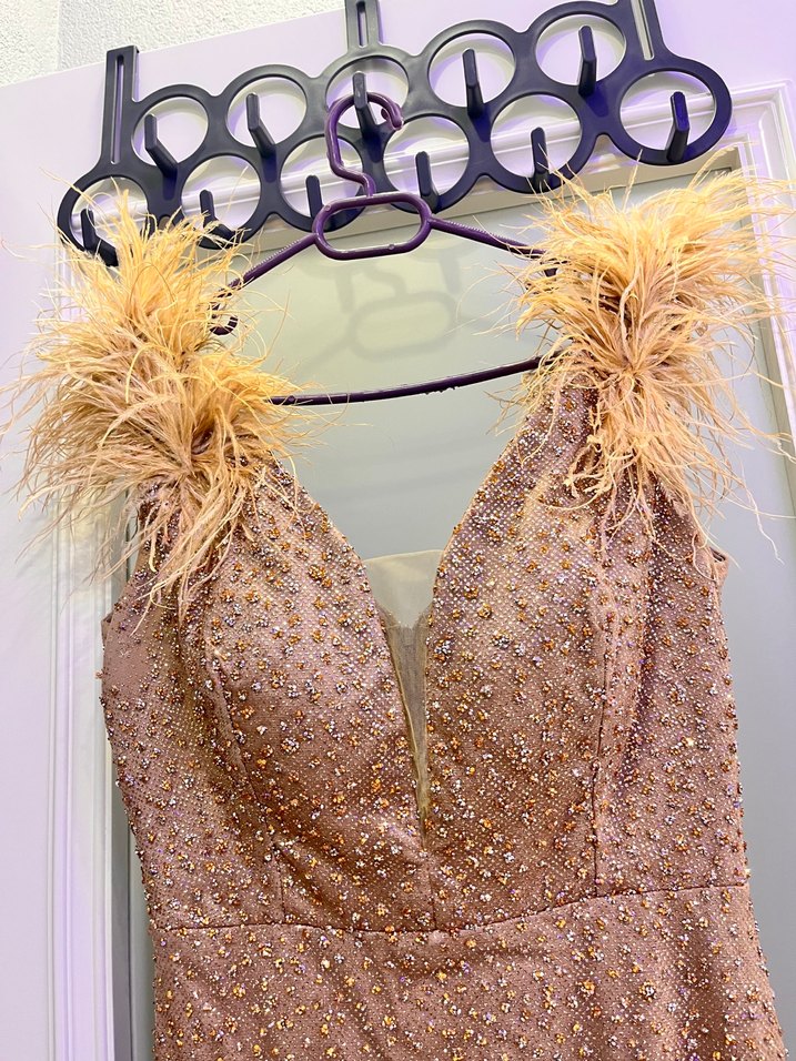 Klasik Şıklık Altın Renkli Uzun Abiye Elbise - Görsel 4