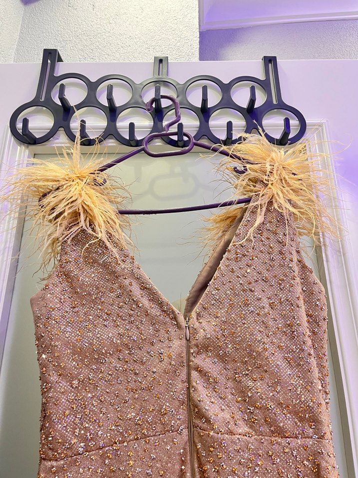 Klasik Şıklık Altın Renkli Uzun Abiye Elbise - Görsel 5