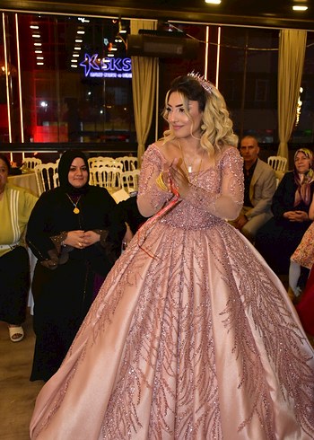 Pembe İşlemeli Uzun Kollu Straplez Nişan Elbisesi