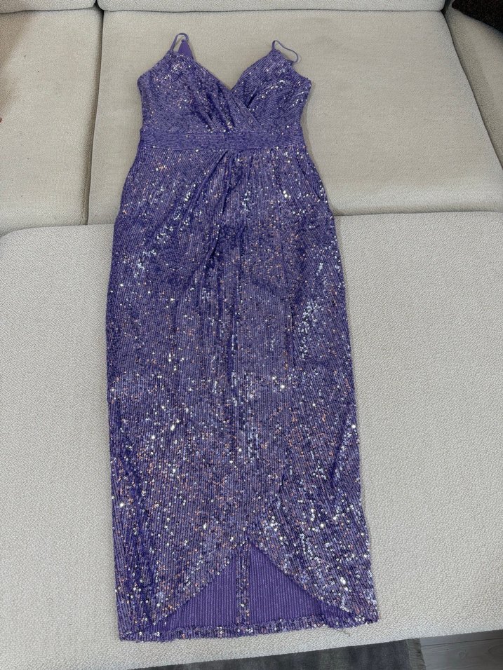 Taş Detaylı Yırtmaçlı Parlak Lila V Yaka Uzun Abiye Elbise - Görsel 2