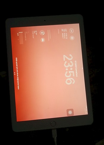 Kırmızı Tablet 23:56 Ekran