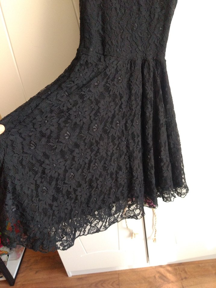 Dantel Detaylı Siyah V Yaka Midi Elbise - Görsel 3