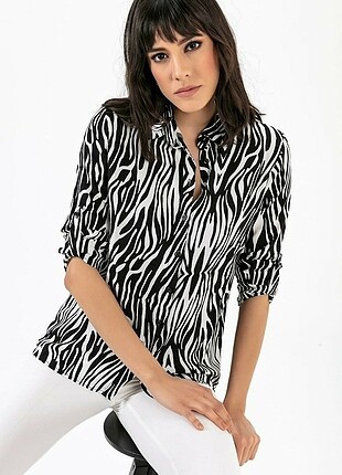 Beyaz Butik Misell marka zebra desenli gömlek
