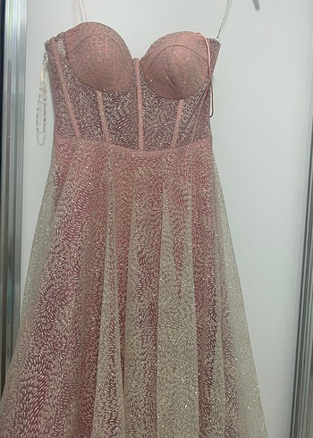 Hiç giyilmedi.Pembe Straplez Midi Dantel Abiye