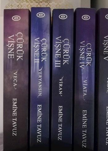 Emine Tavuz'dan Çürük Vişne Roman Serisi