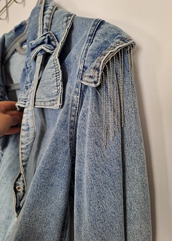 Zincir Detaylı Mavi Denim Ceket