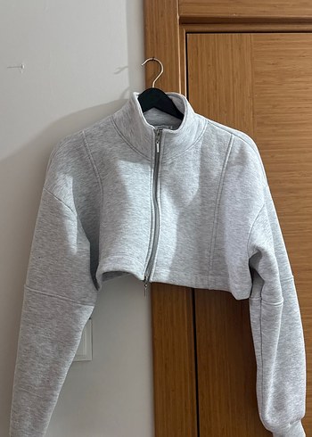 Gri Fermuarlı Yarım Crop Sweatshirt