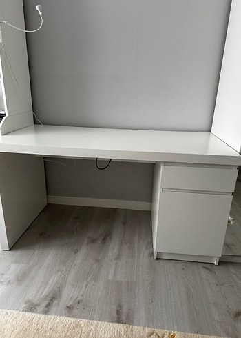 İkea Malm Beyaz Çalışma Masası 140 cm - Görsel 2