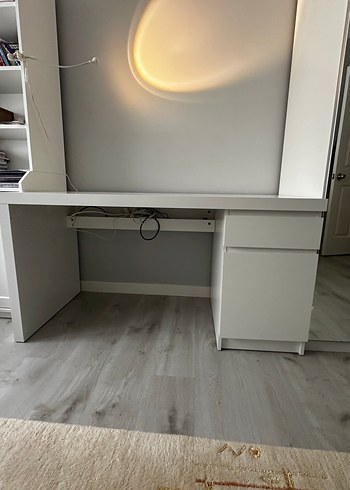 İkea Malm Beyaz Çalışma Masası 140 cm - Görsel 3