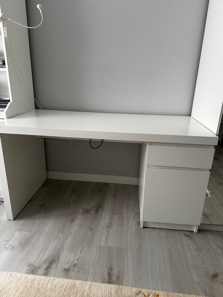 İkea Malm Beyaz Çalışma Masası 140 cm - Görsel 2