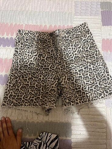 Leopar desenli şort