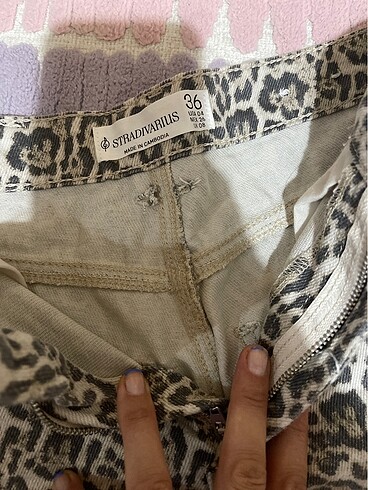 Stradivarius Leopar desenli şort