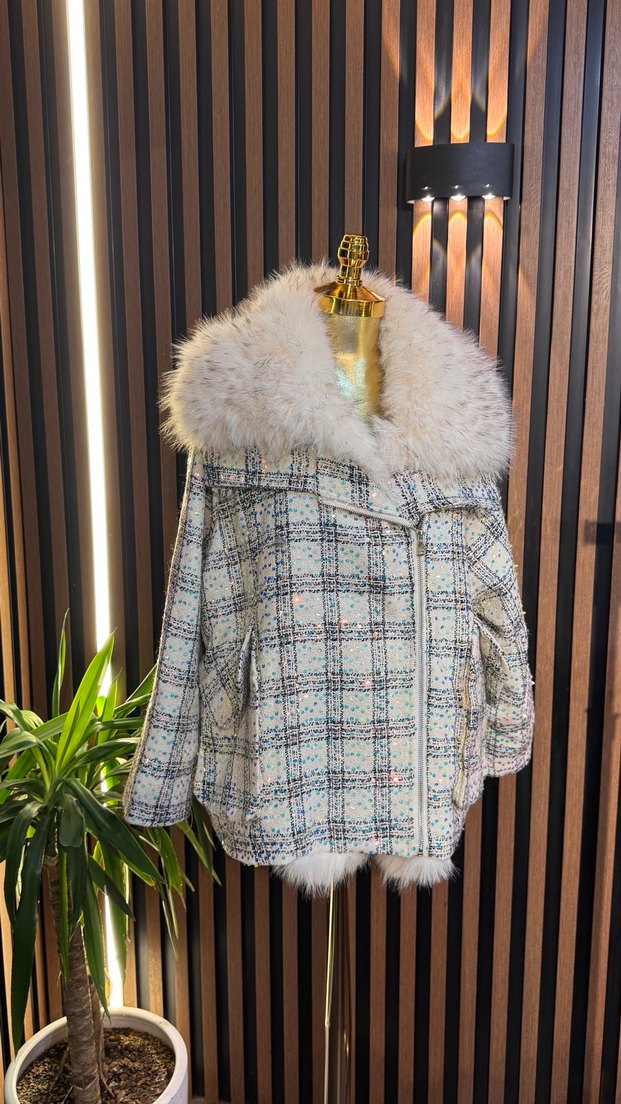 Kürk Detaylı Beyaz Ekose Mini Kadın Kaban - Görsel 3