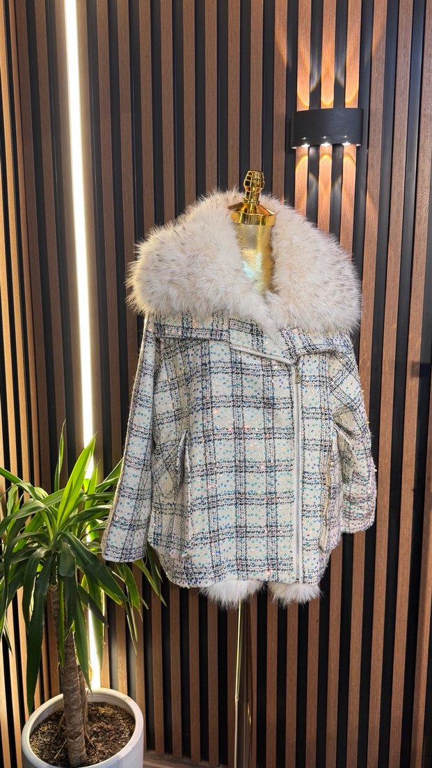 Kürk Detaylı Beyaz Ekose Mini Kadın Kaban - Görsel 2