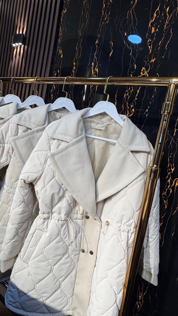 Beyaz Düğmeli Mini Kadın Mont - Görsel 3