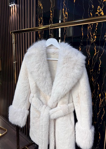 Kürk Detaylı Beyaz Kısa Kadın Mont - Görsel 5