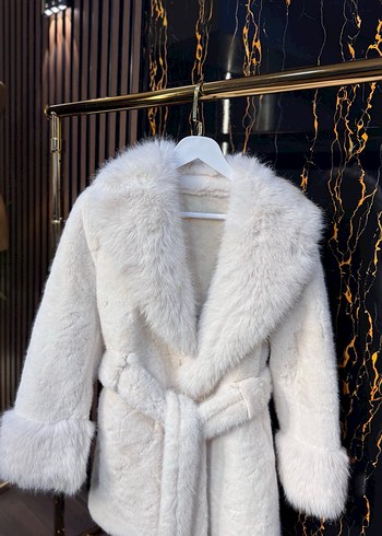 Kürk Detaylı Beyaz Kısa Kadın Mont - Görsel 4