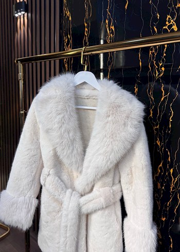 Kürk Detaylı Beyaz Kısa Kadın Mont - Görsel 3