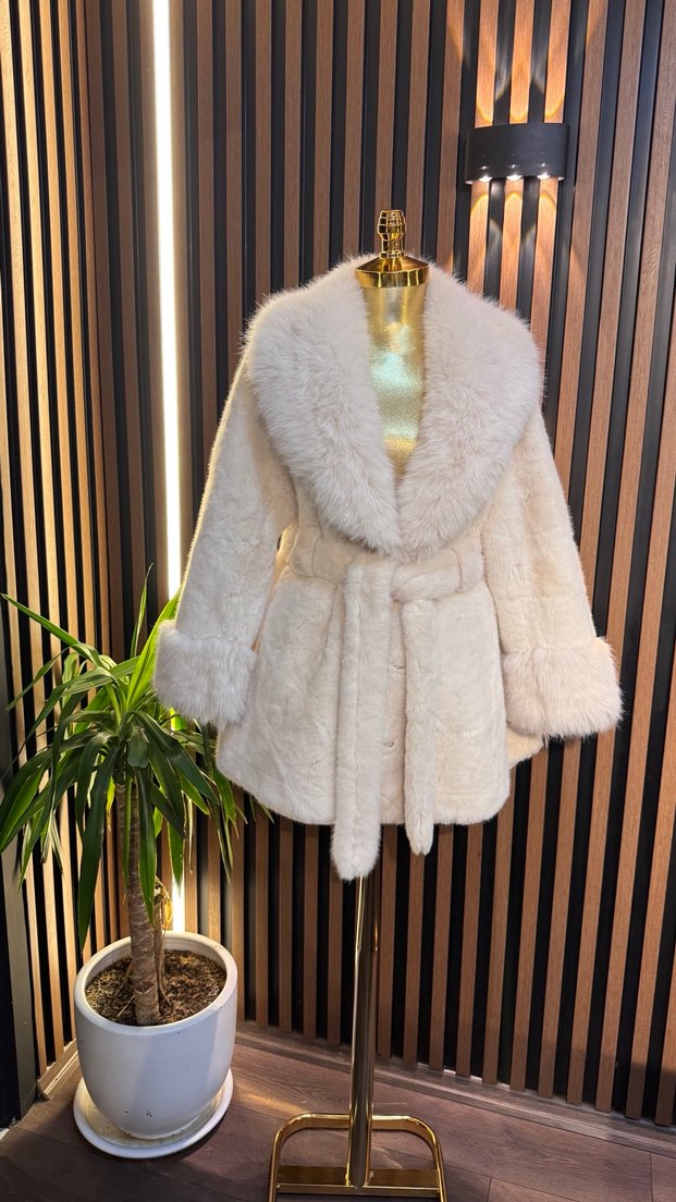 Kürk Detaylı Beyaz Kısa Kadın Mont - Görsel 2