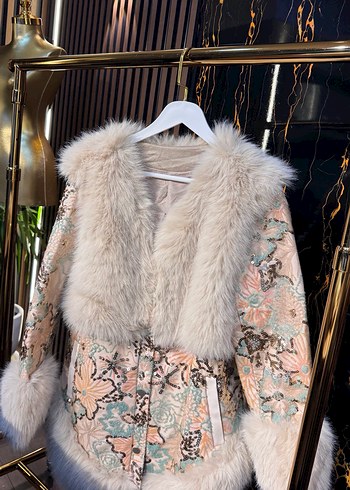 Kadın Beyaz Desenli Uzun Kürk Detaylı Mont - Görsel 4