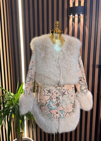 Kadın Beyaz Desenli Uzun Kürk Detaylı Mont - Görsel 2