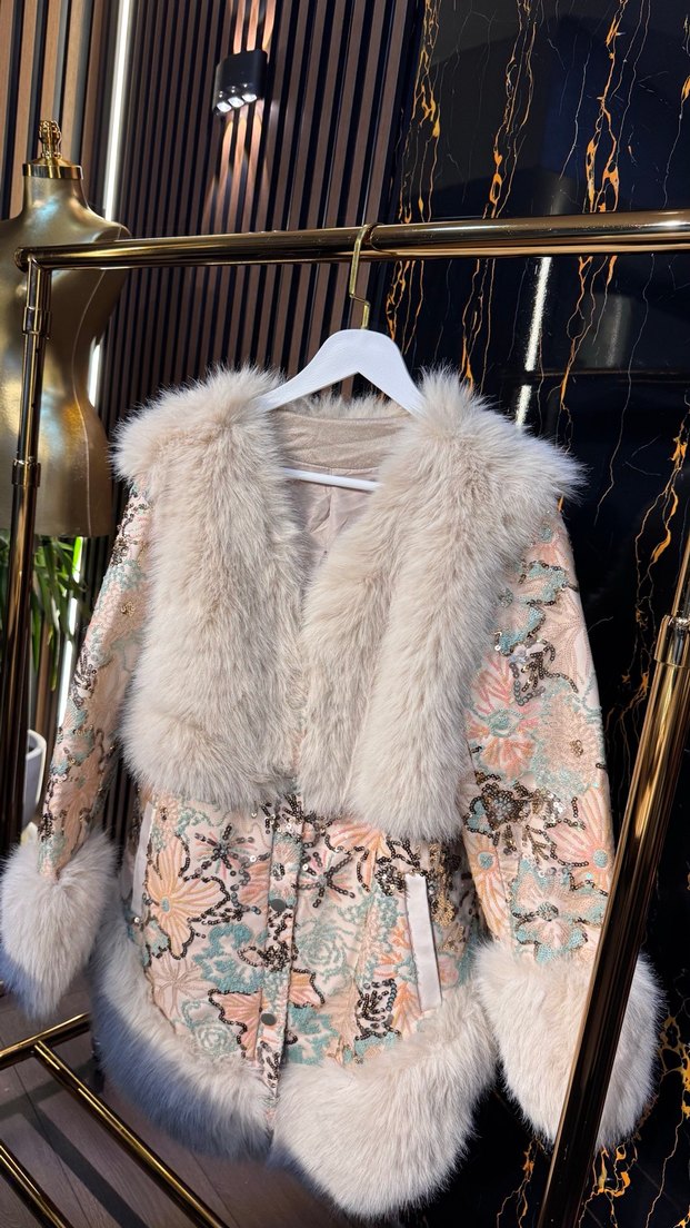 Kadın Beyaz Desenli Uzun Kürk Detaylı Mont - Görsel 4