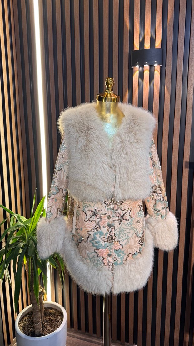 Kadın Beyaz Desenli Uzun Kürk Detaylı Mont - Görsel 2