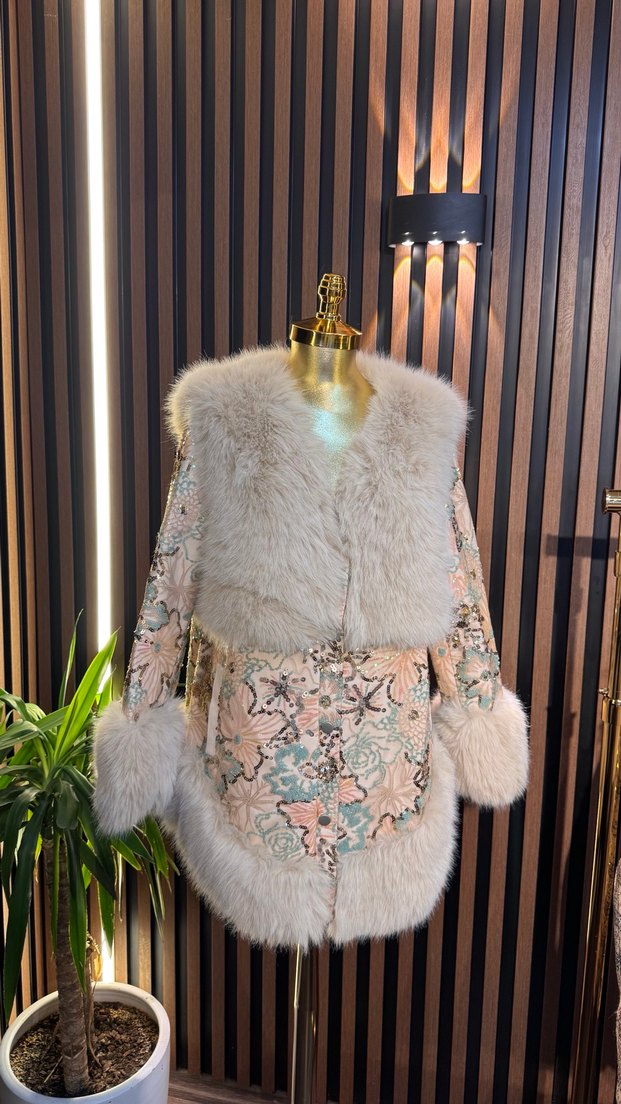 Kadın Beyaz Desenli Uzun Kürk Detaylı Mont - Görsel 3