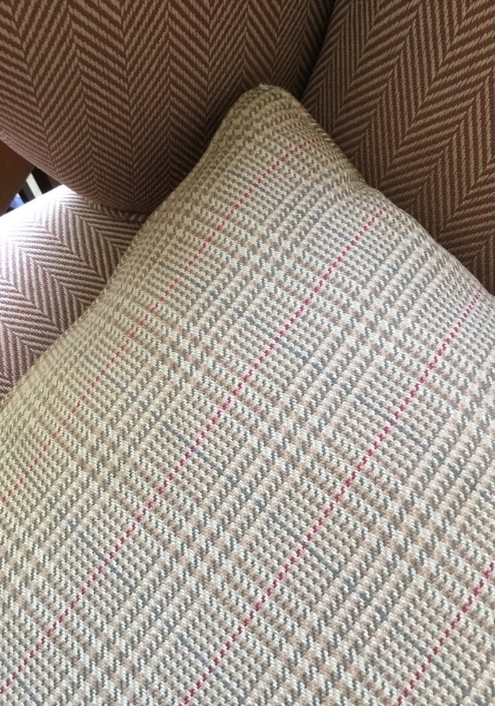 Bej ve Gri Desenli Dekoratif Yastık - Görsel 5